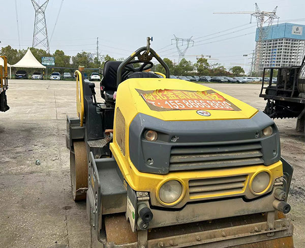 3吨小钢轮压路机